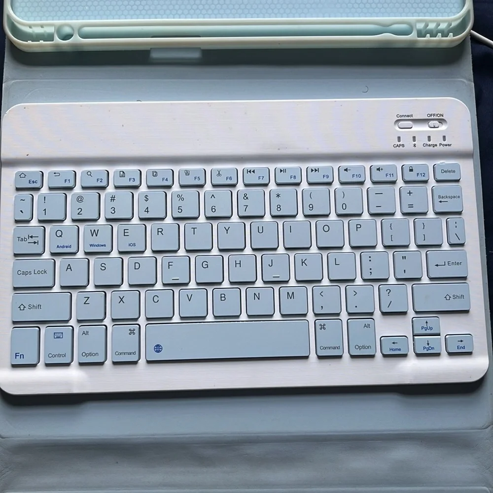 I Pad case with Bluetooth keyboard